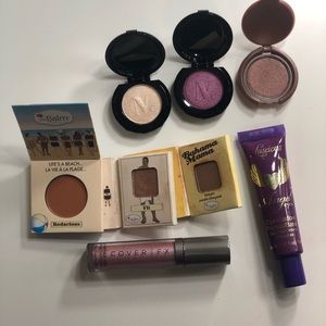Eyeshadow/ eyeliner bundle with primer included.